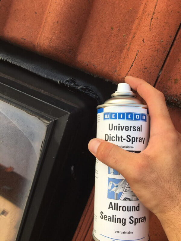 Naprawa uszczelki okna dachowego czarnym sprayem