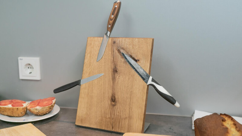 Zaprojektowana deska do krojenia posiada magnesy, które umożliwiają postawienia noży
