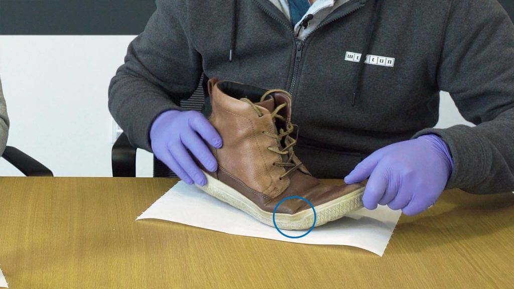 Uszkodzona podeszwa buta naprawiana za pomocą kleju