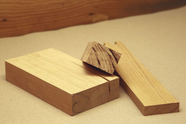 Lite drewno idealnie sprawdza się jako materiał do robienia dziadka do orzechów