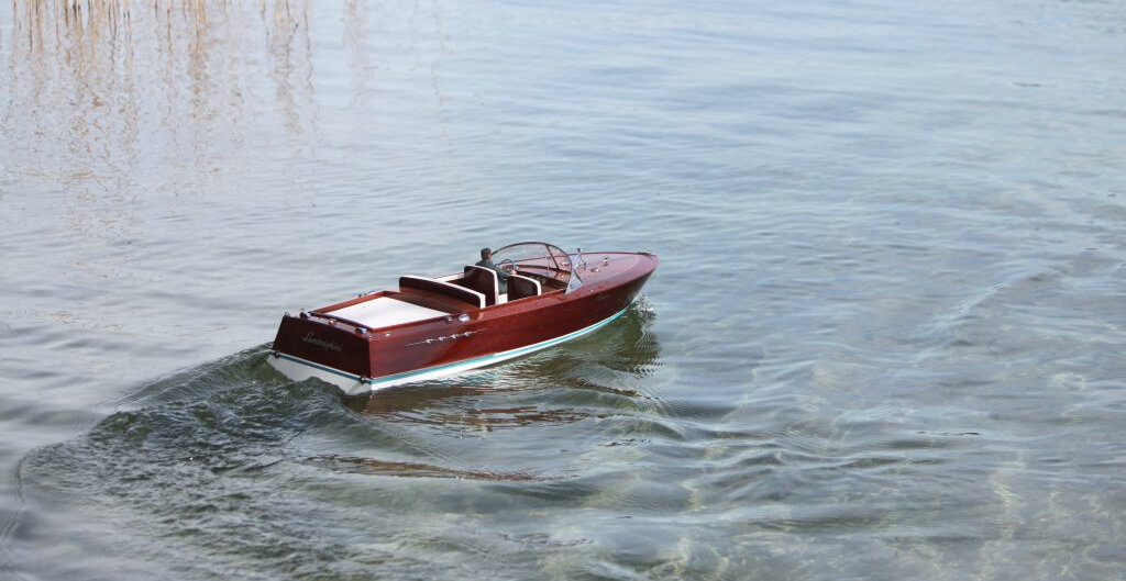 Umieszczony na wodzie model pływający Riva Aquarama
