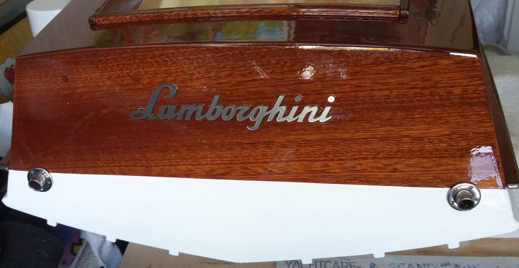 Przyklejone logo Lamborghini