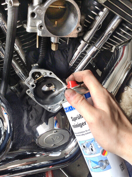 Spray marki WEICON do czyszczenia gaźnika w motocklu