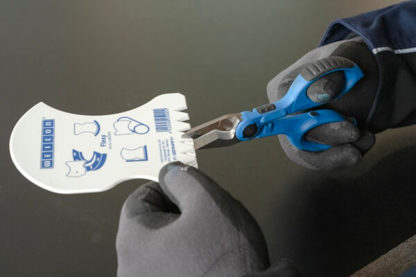Wycinanie za pomocą nożyczek WEICON Tools 35 nacięć w szpatułce konturowej FLEXY
